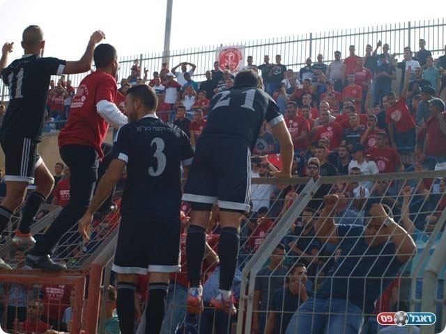 שחקני זלפה חוגגים עם הקהל (דאפר מחאמיד)